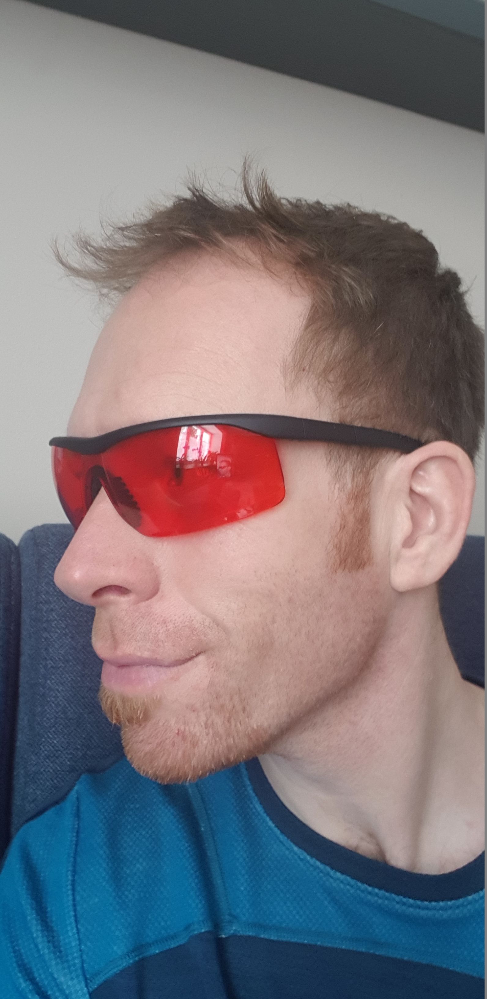 Červené brýle 5M Gamer Red - Červené brýle pro lepší spánek nasazené na obličeji
