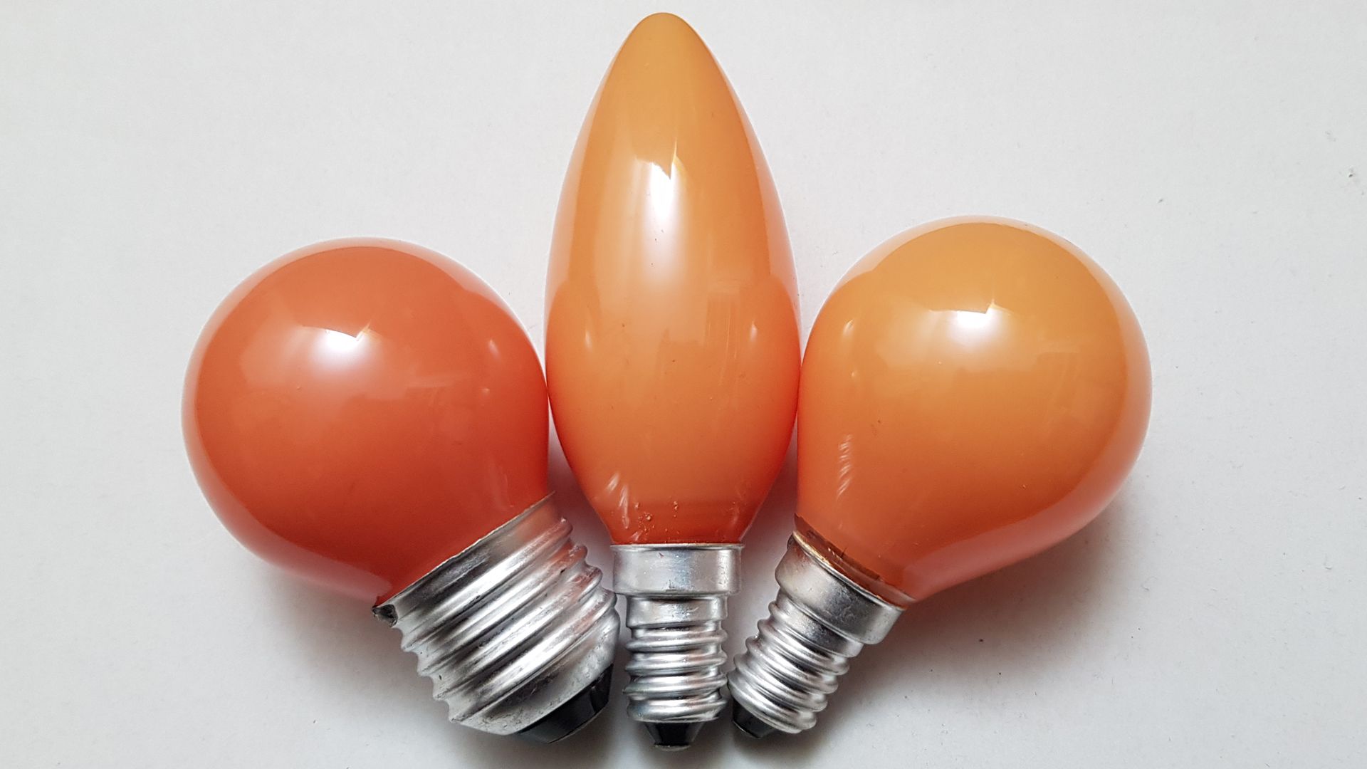 Oranžová žárovka bez modré složky Dobrou! - Oranžová žárovka bez modré složky v dostupných velikostech do každé lampičky