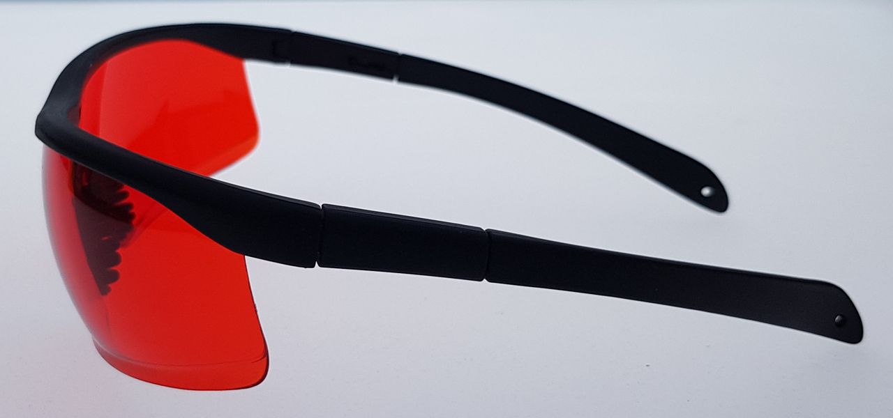 Červené brýle proti modrému a zelenému světlu - Boční pohled na červené brýle